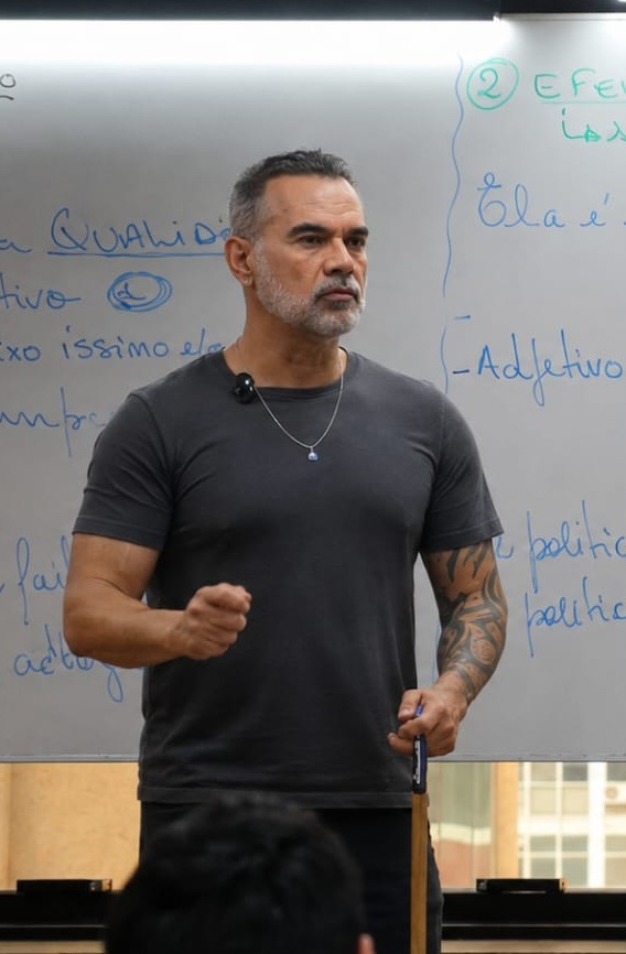 Professor Rubão dando aula em frente à lousa
